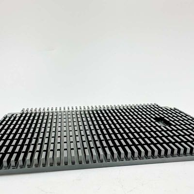 プロセッサの耳CPUの溝のアルミニウム ラジエーターが付いている産業制御計算機の破片