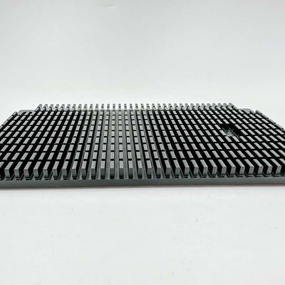 高精度CNCの機械化の部品は細長かったアルミニウム電力増幅器脱熱器を黒くする