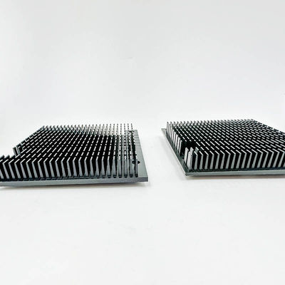 高精度CNCの機械化の部品は細長かったアルミニウム電力増幅器脱熱器を黒くする