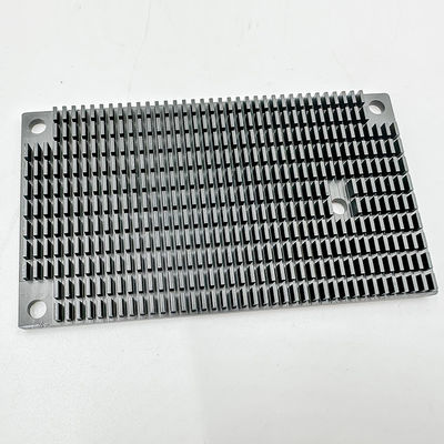 高精度CNCの機械化の部品は細長かったアルミニウム電力増幅器脱熱器を黒くする